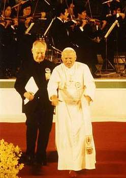 W czasie papieskiej pielgrzymki do Japonii w 1981 roku, Ks. Tadeusz Obłąk z Papieżem w sali Budokan