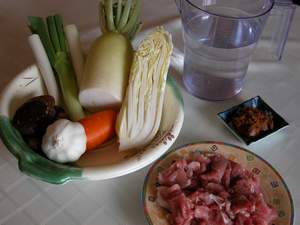warzywa, wieprzowina, woda i miso