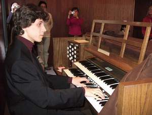 Rafal Blechacz gra na organach w kaplicy, Tokio, Fot. Ken Suzuki